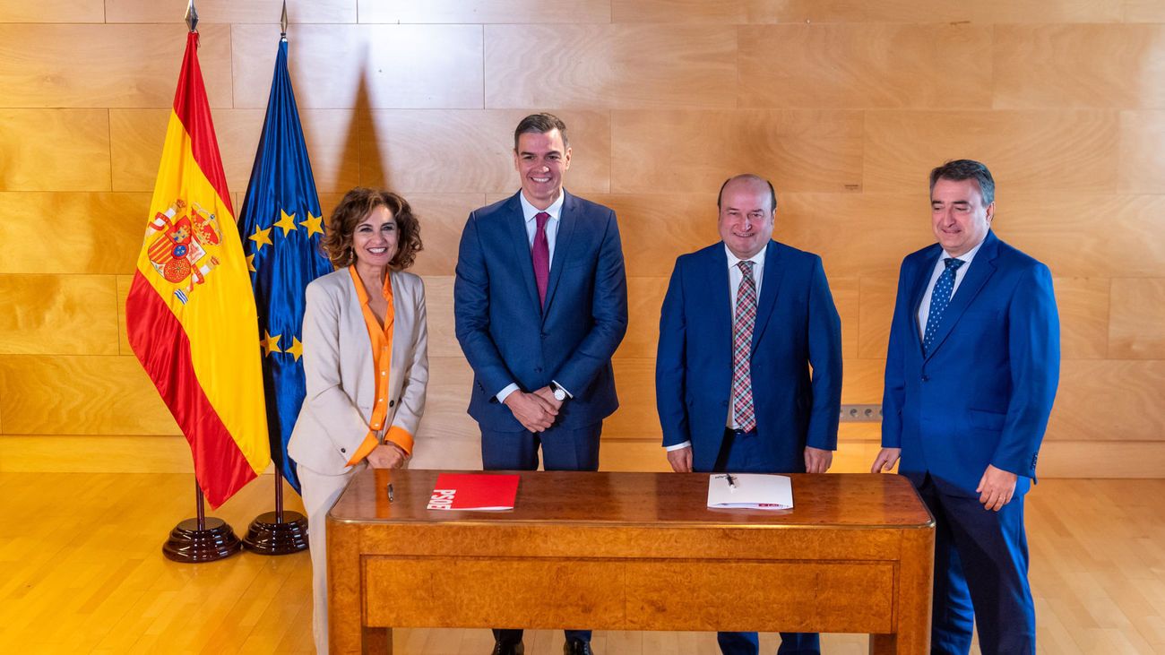 PNV y Sánchez firman su acuerdo para la investidura