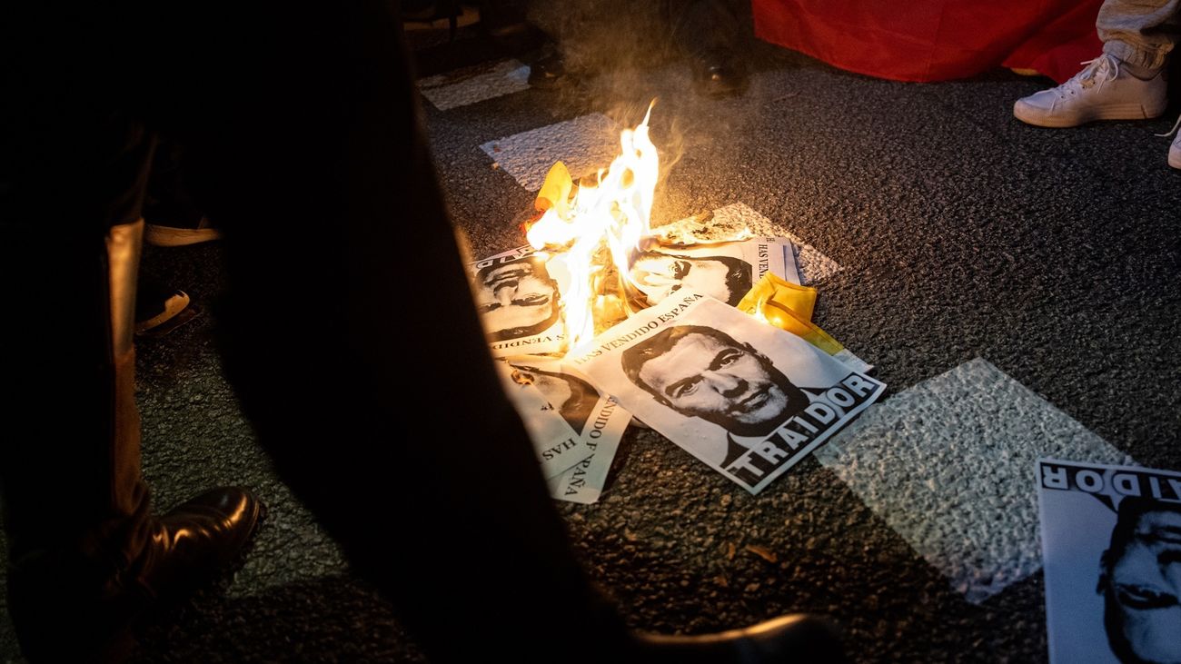 Carteles quemados con la imagen de Pedro Sánchez en Barcelona