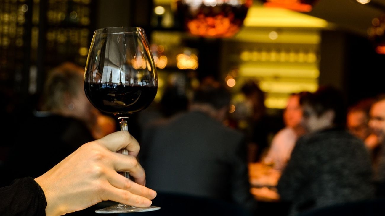 Las cenas de Navidad se adelantan a noviembre y costarán hasta un 17% más este año