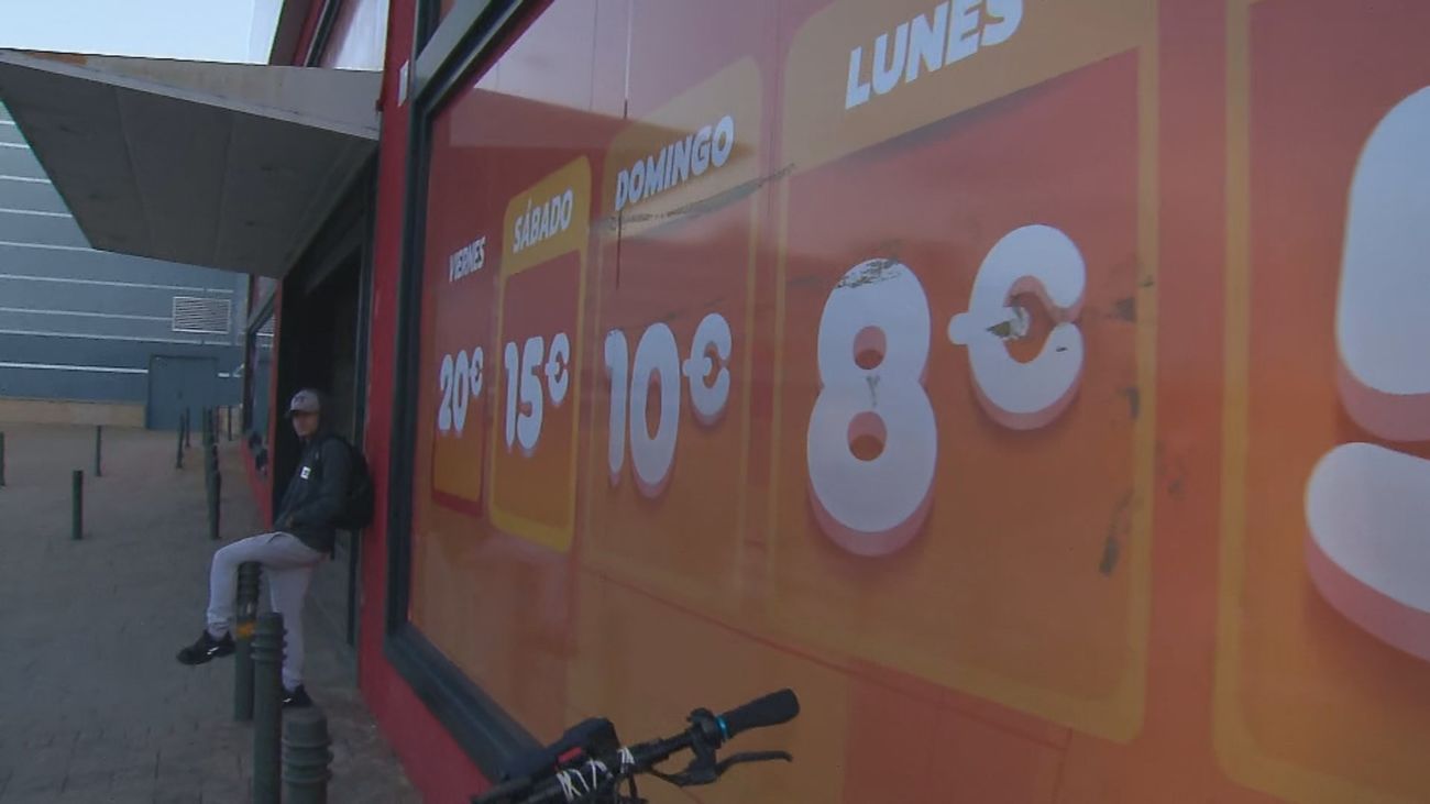 Las gangas de Amazon traen cola en el Crazy Days Factory, en Parla