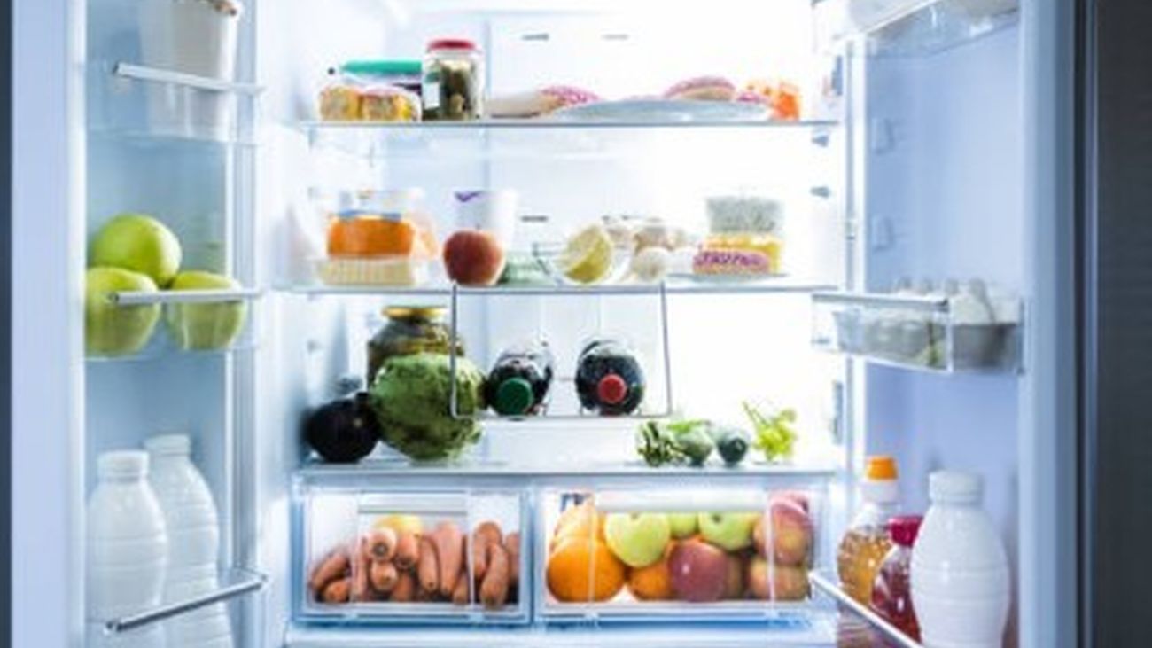 ¿Cómo deben colocarse los alimentos en la nevera para que aguanten el mayor tiempo posible?