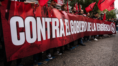 Seguidores del Frente Obrero se manifiestan en Ferraz contra el Gobierno “traidor” y “de la vergüenza”