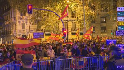 Cargas policiales en Ferraz en la novena noche de protestas contra la amnistía