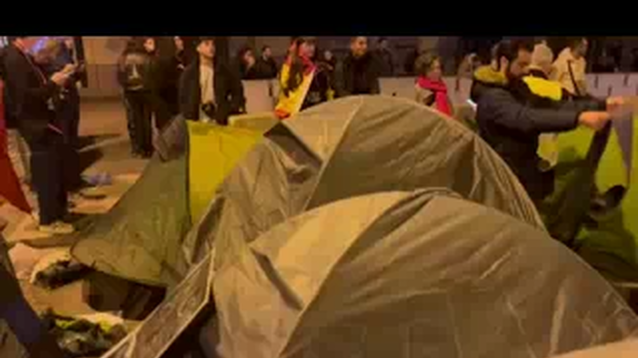 Acampada frente al Congreso en una protesta contra la amnistía