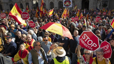 La protesta contra la amnistía en Barcelona llena  la plaza Sant Jaume