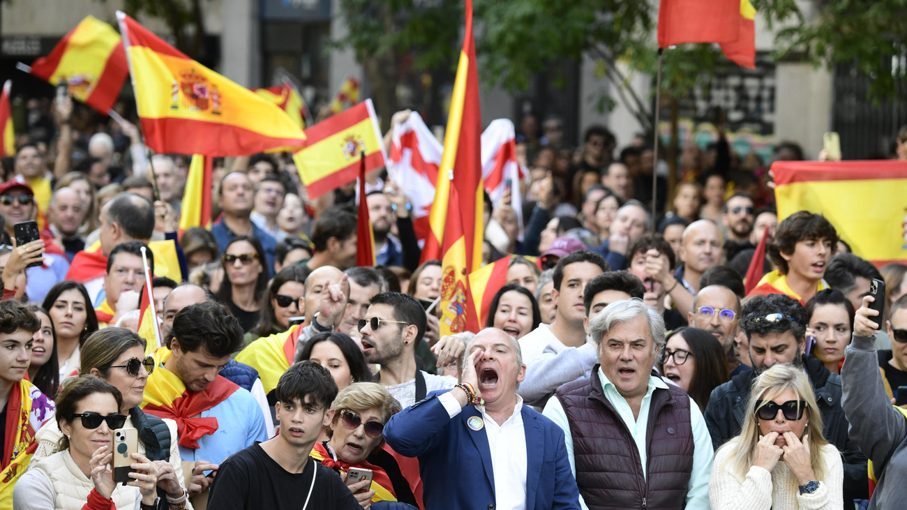 Miles de personas se concentran en una nueva protesta ante la sede del PSOE