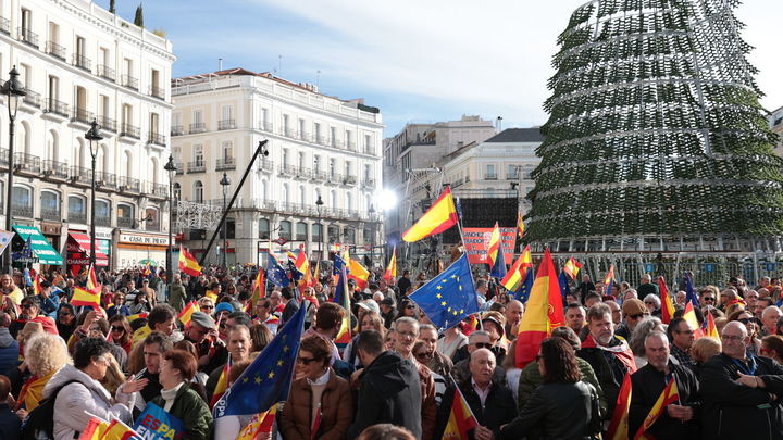 Manifestantes en Sol contra el acuerdo PSOE-JUNTS / EUROPA PRESS