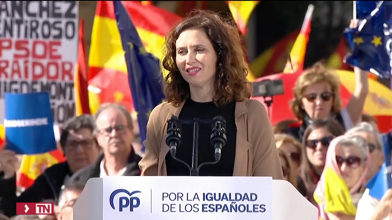 Ayuso pide dar la batalla contra el "totalitarismo" y devolver "golpe por golpe"