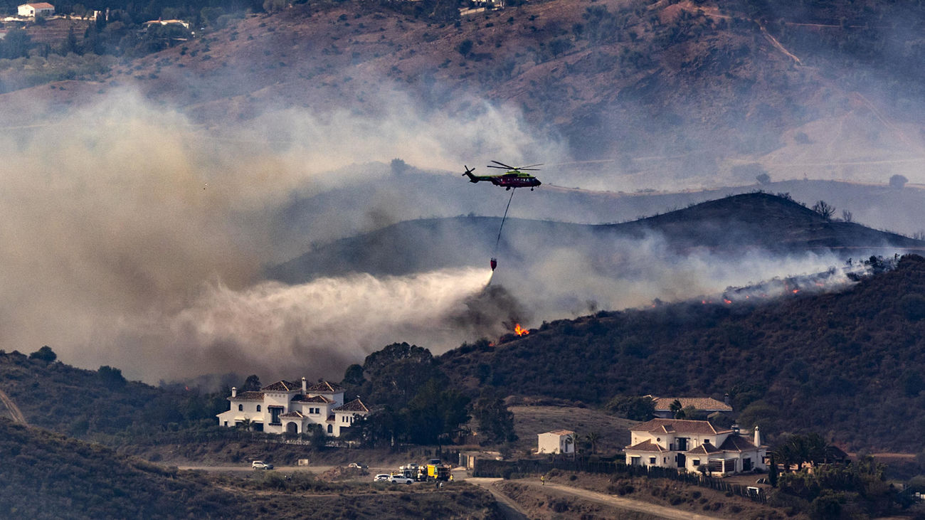 El incendio activo en Mijas (Málaga), con 300 desalojados, "evoluciona favorablemente"
