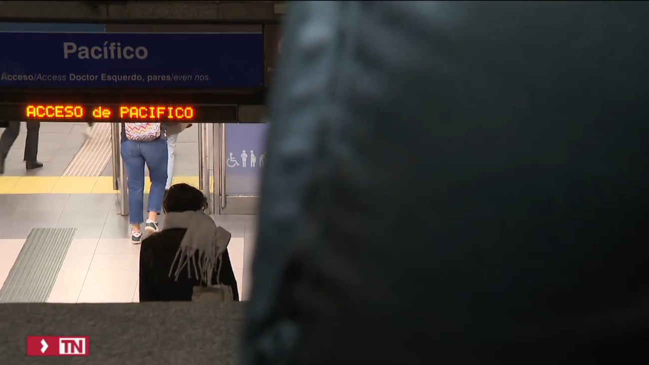 Unos chicos se retan en el metro de Madrid a pegarse y uno de ellos acaba apuñalado en un brazo