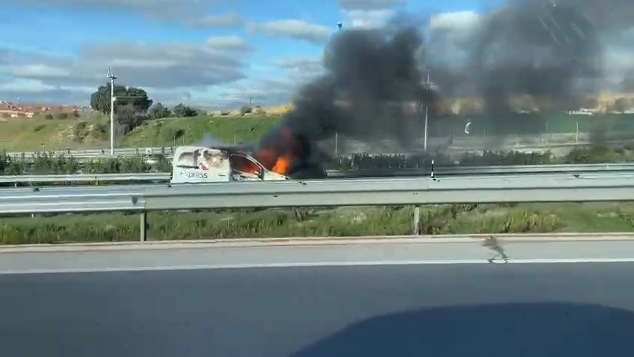 Una furgoneta arde en la M-501 a la altura de Boadilla
