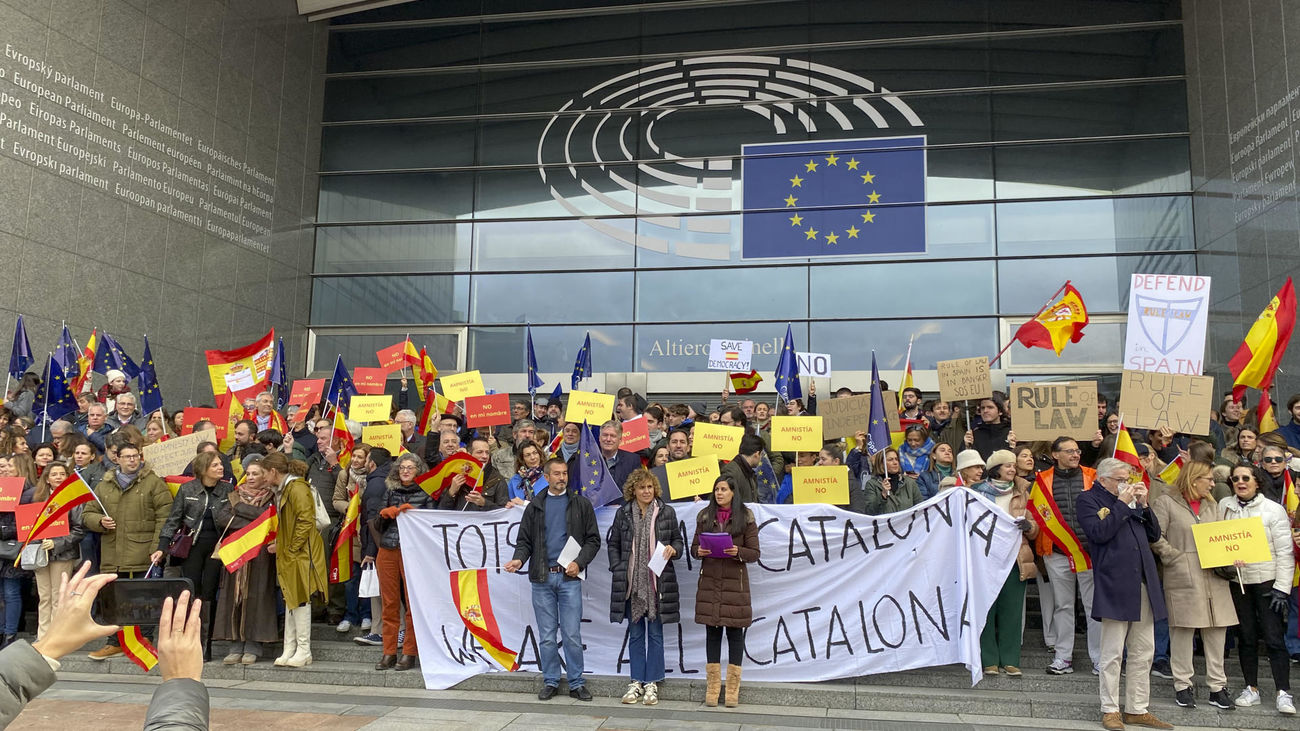 Concentración ante la puerta principal del Parlamento Europeo en Bruselas, este domingo, en contra la ley de amnistía que permitirá la investidura de Pedro Sánchez