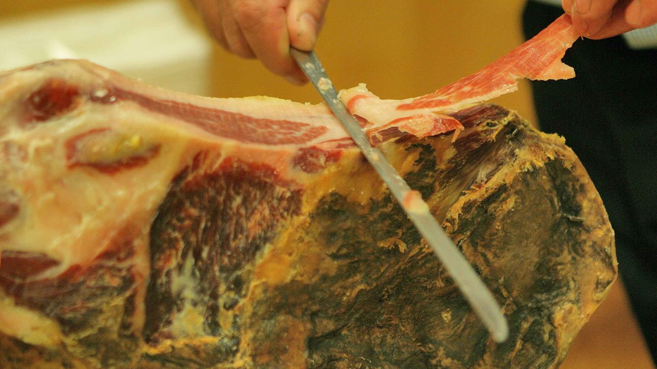 Alcobendas sortea jamones entre los que compren en el pequeño comercio