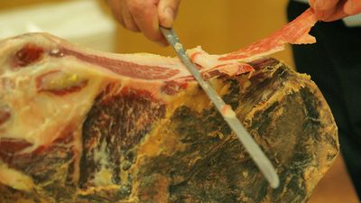 Alcobendas sortea jamones entre los que compren en el pequeño comercio