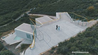 Esta sorprendente casa tiene una pista de fútbol en el tejado