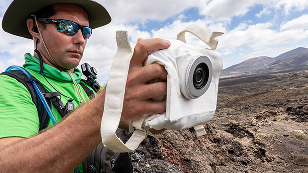 El astronauta Thomas Pesquet prueba la nueva cámara lunar en el paisaje de Lanzarote
