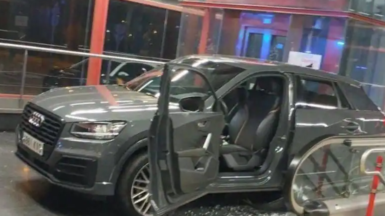 Un coche se estrella en la estación de Metro de María Tudor