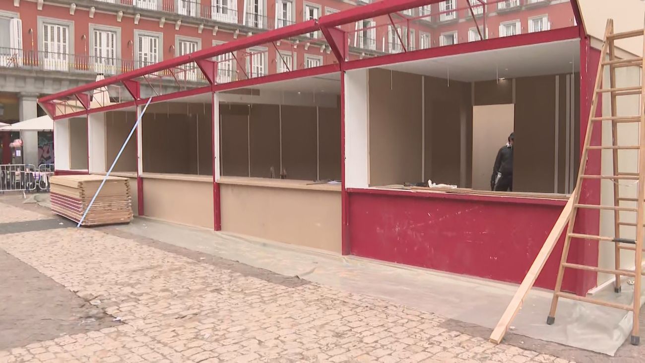 La Plaza Mayor y la Plaza de España ya se visten de Navidad con el mercadillo y la gran bola de luces