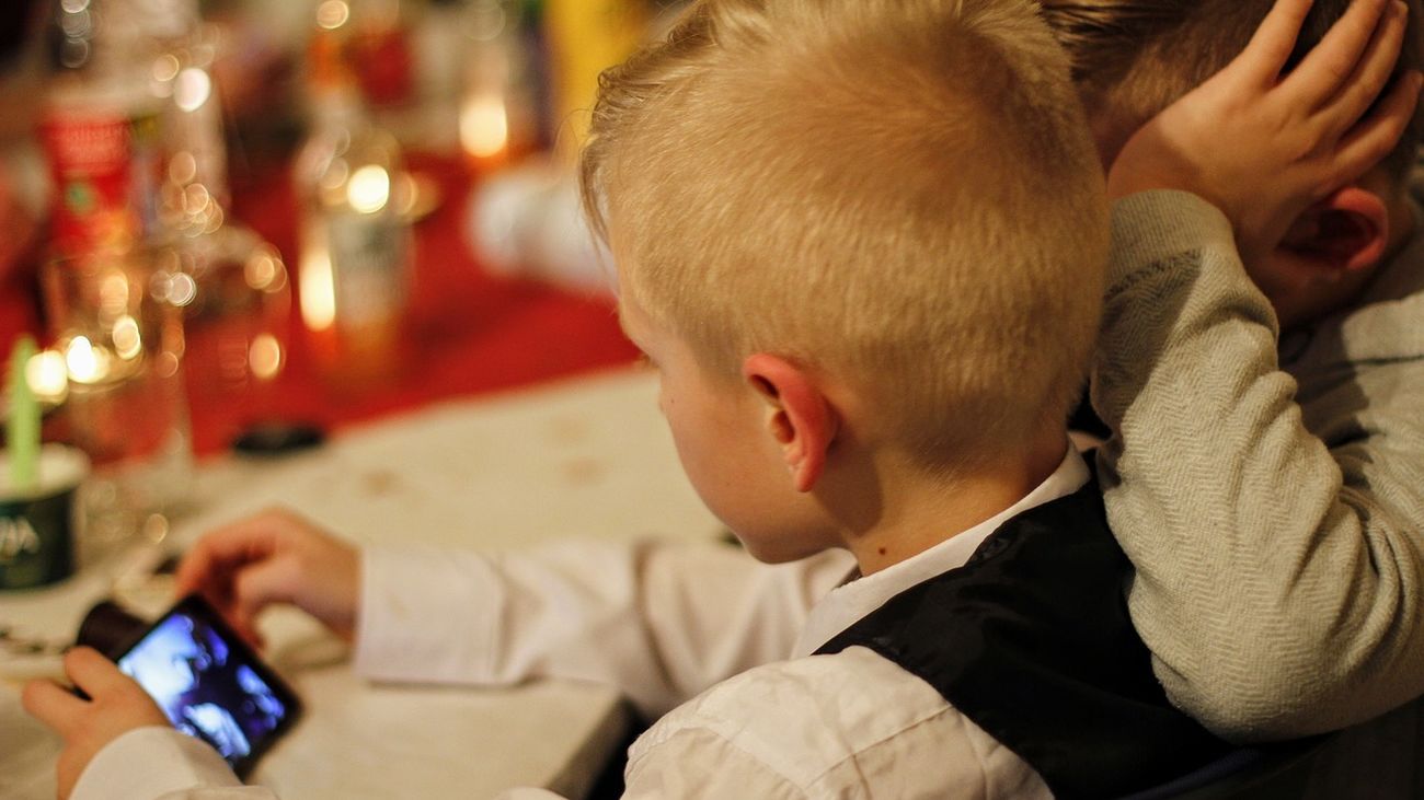 ¿Debería prohibirse el uso de los móviles a menores de 14 ó 16 años?