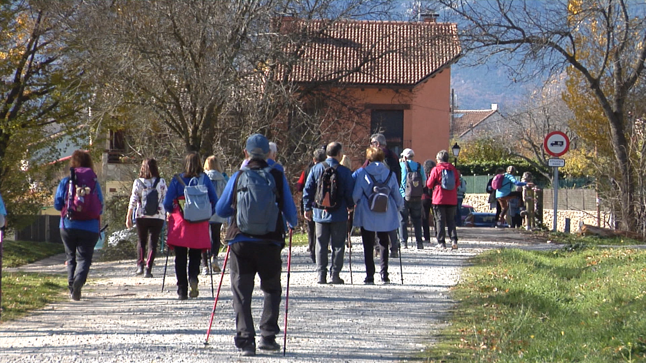 Los mayores de Algete caminan por su salud