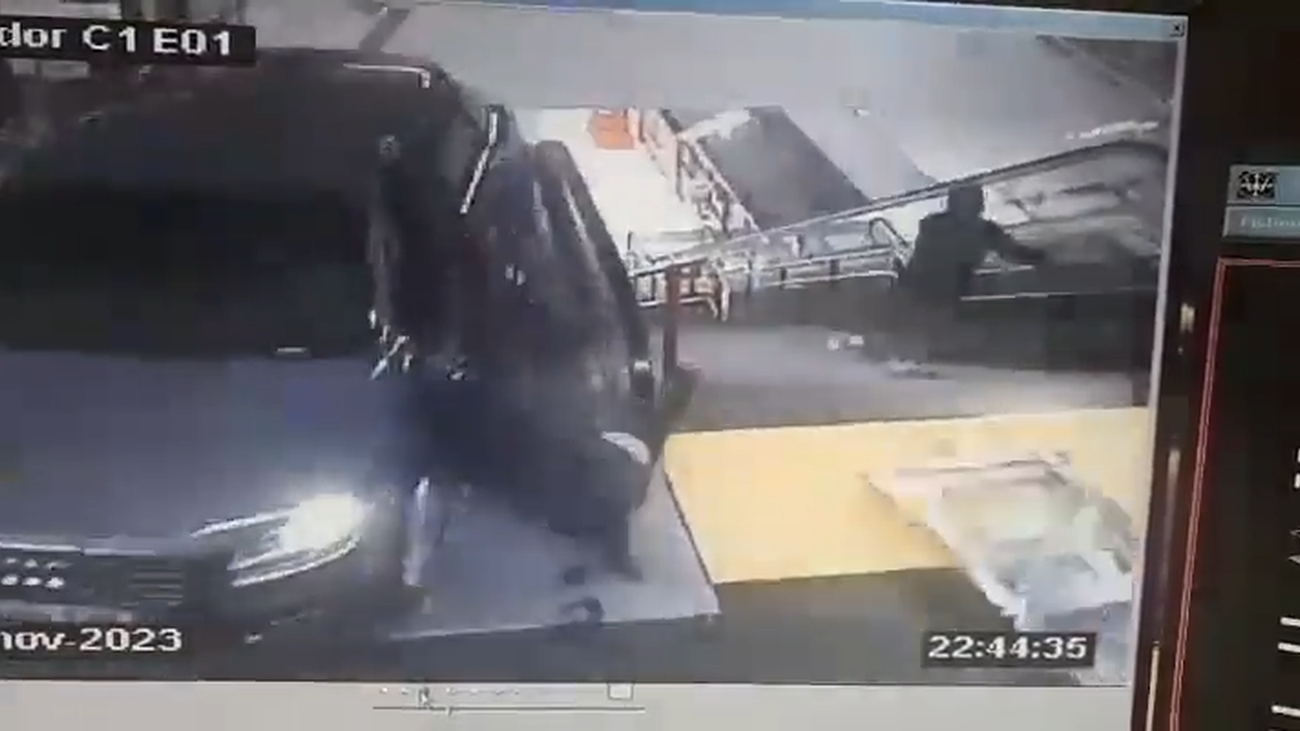 Milagro en el metro: el momento en el que un joven esquiva al coche que se estrelló en la estación María Tudor