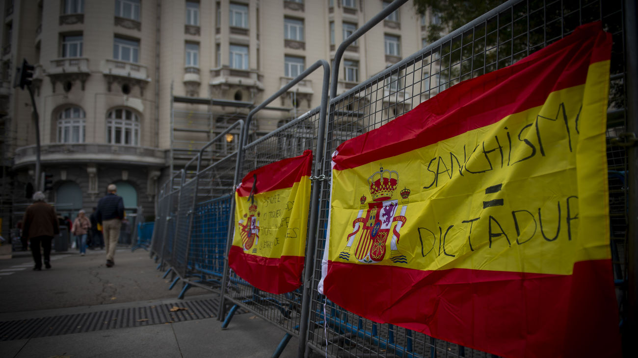 Dos banderas españolas colgadas en una valla durante una manifestación contra la investidura de Pedro Sánchez