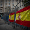 Decenas de personas con banderas españolas abuchean a los socios de Sánchez en el Congreso
