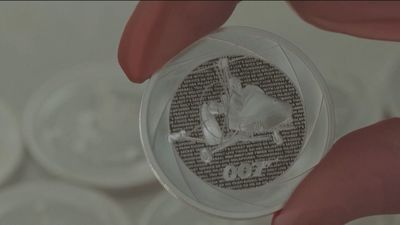 James Bond ya tiene su propia moneda tras 60 años con licencia para matar