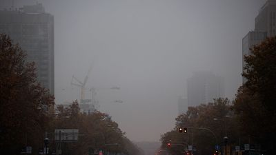 La niebla y la contaminación marcan el tiempo de los próximos días en Madrid