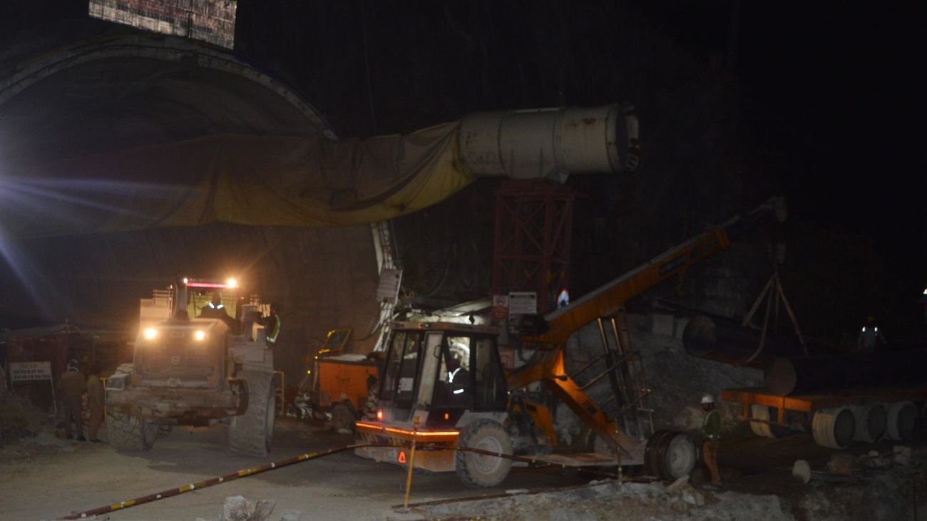 Rescate de personas atapadas en un túnel colapsado en la India
