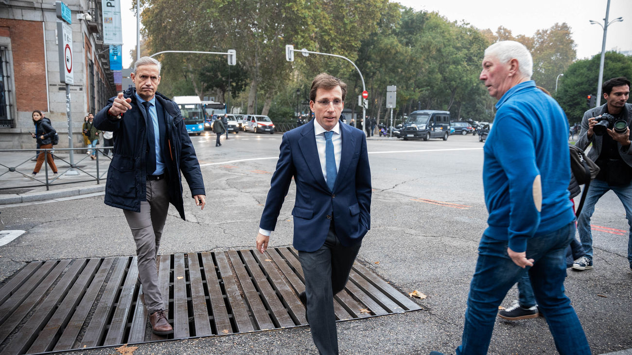 Almeida denuncia que la investidura nace de un pacto entre “un prófugo de la justicia y un prófugo de la democracia”