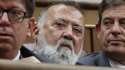 Increpan y atacan con huevos a diputados socialistas en las inmediaciones del Congreso