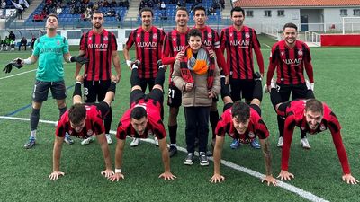 La peculiar forma de posar del Unión Adarve antes de cada partido