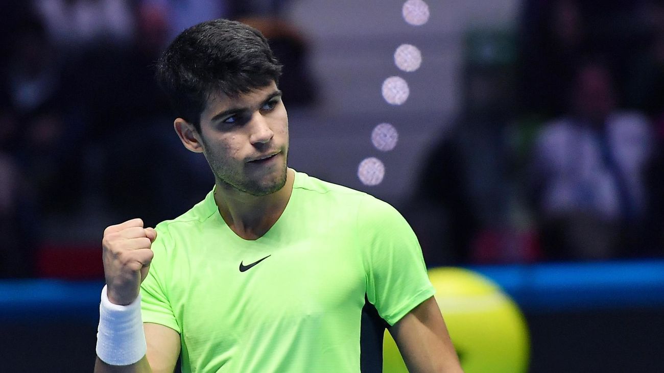 Alcaraz gana a Medvedev y se cita con Djokovic en semifinales en las Finales ATP