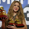 Shakira dedica su Latin Grammy al público español por su apoyo "en los tiempos difíciles"