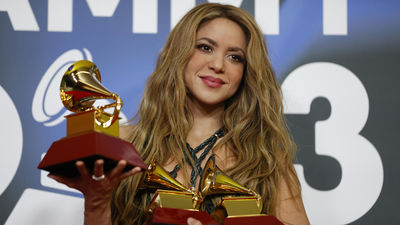Shakira dedica su Latin Grammy al público español por su apoyo "en los tiempos difíciles"