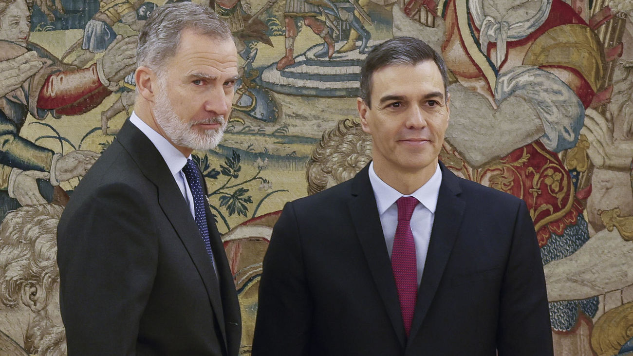 Sánchez promete su cargo ante la seriedad del Rey y sin símbolos religiosos