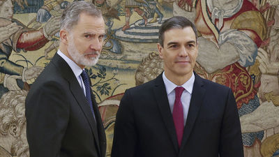 Sánchez promete su cargo ante la seriedad del Rey y sin símbolos religiosos
