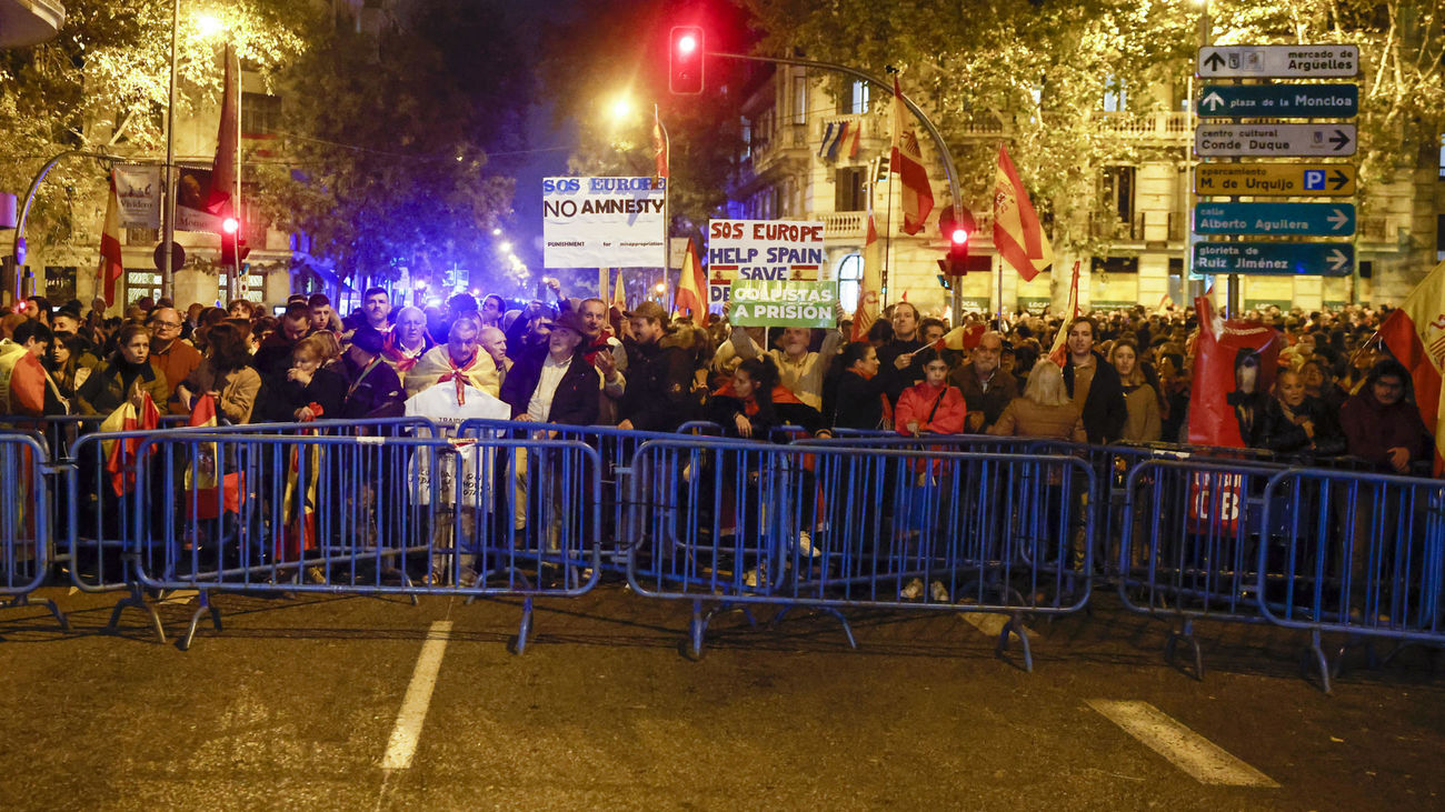 Cientos de personas vuelven a concentrarse por decimoquinto día en Ferraz