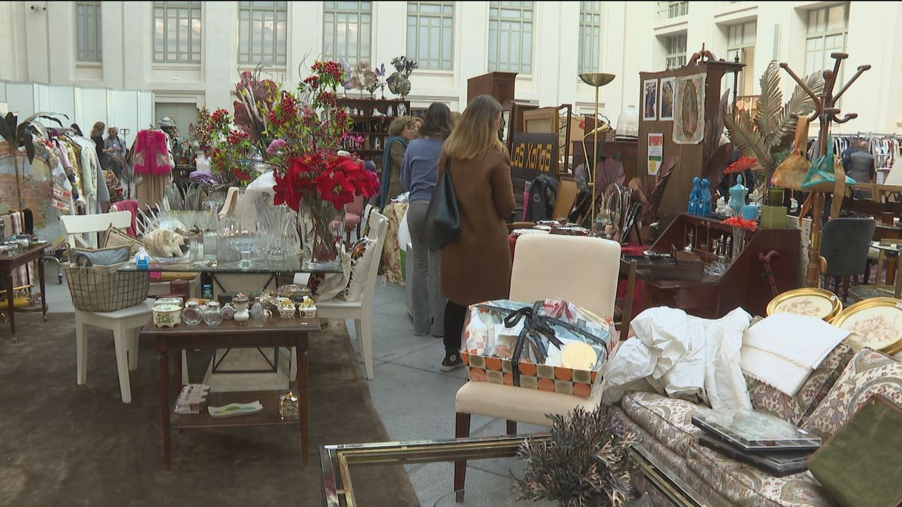 La reina Sofía inaugura el Rastro de Nuevo Futuro en Cibeles