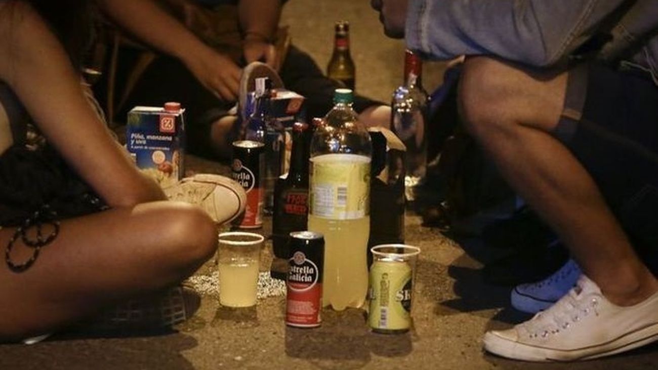 Varios jóvenes consumen bebidas alcohólicas en un botellón