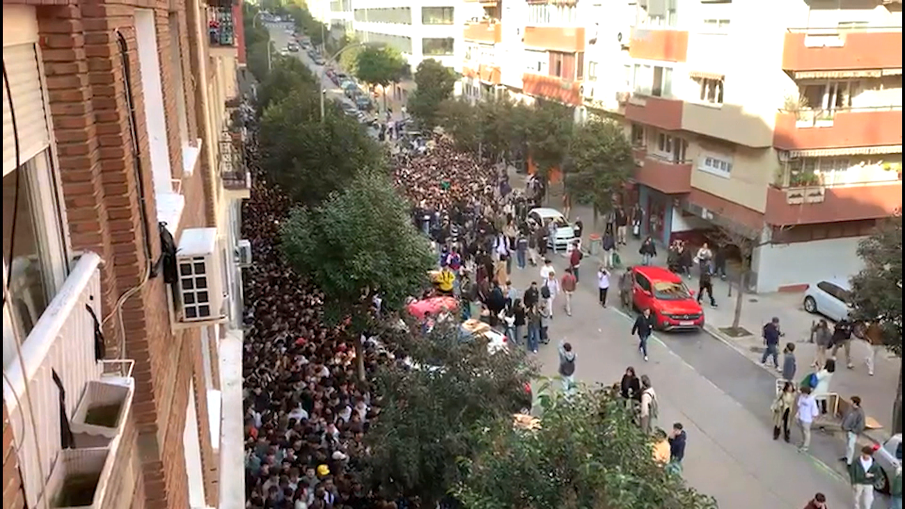 Los superdescuentos desatan la locura a las puertas de una tienda de ropa en Prosperidad