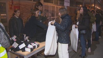 Una ONG reparte ropa de abrigo a cientos de personas sintecho en Madrid
