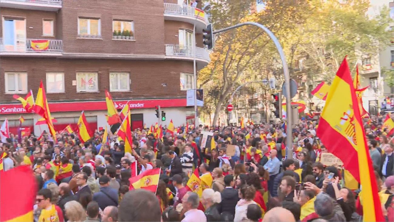 Unas 1.500 personas vuelven a concentrarse por decimosexto día en Ferraz