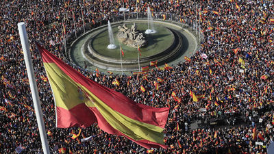 Miles de personas abarrotan Cibeles y alrededores para protestar contra la amnistía y Sánchez
