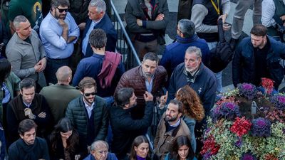 Abascal pide a Feijóo coordinar una respuesta a la amnistía en el Senado y las comunidades