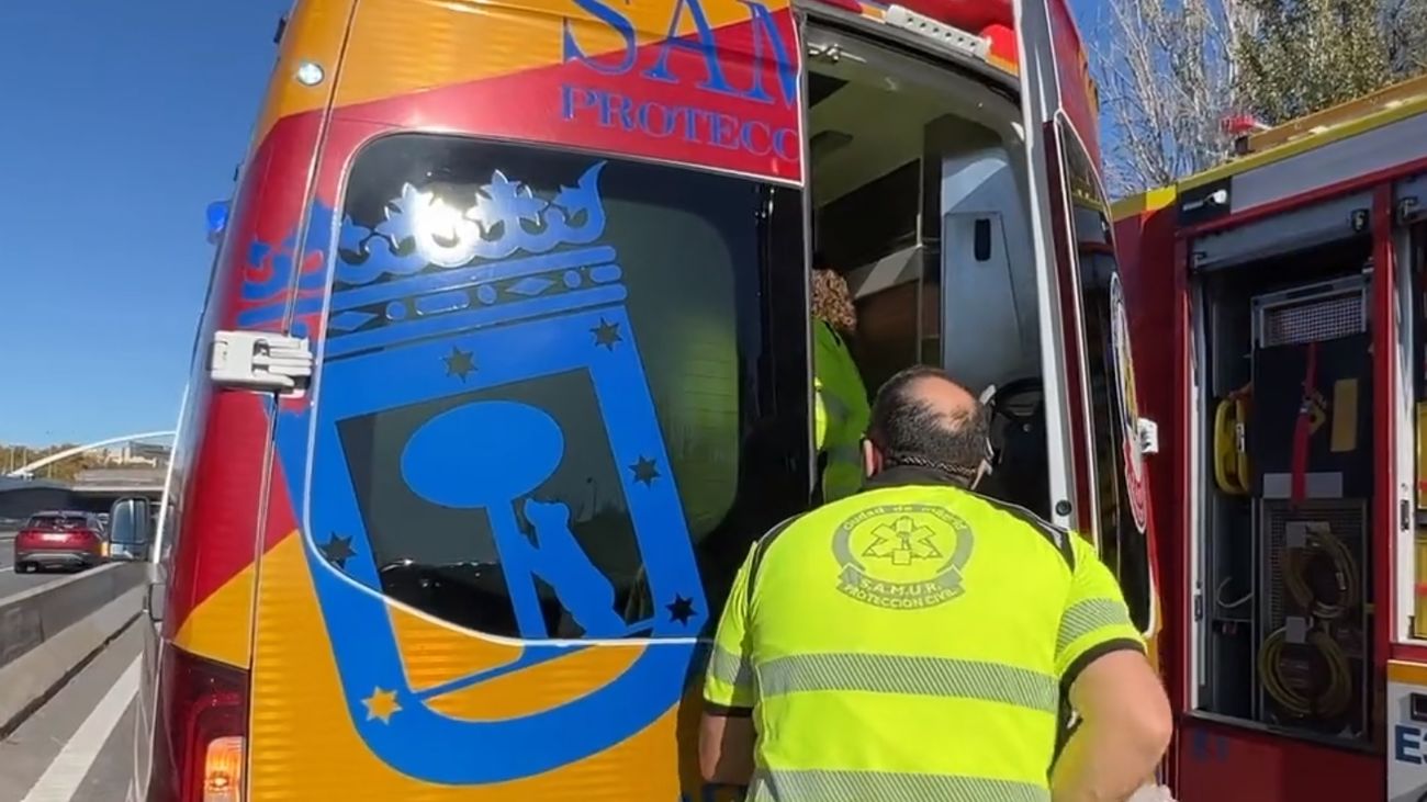 Cinco heridos al colisionar un  coche contra otro que estaba averiado en la M-30