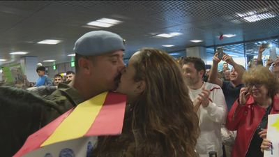 Emoción en la llegada a Madrid de 80 militares destinados en el Líbano