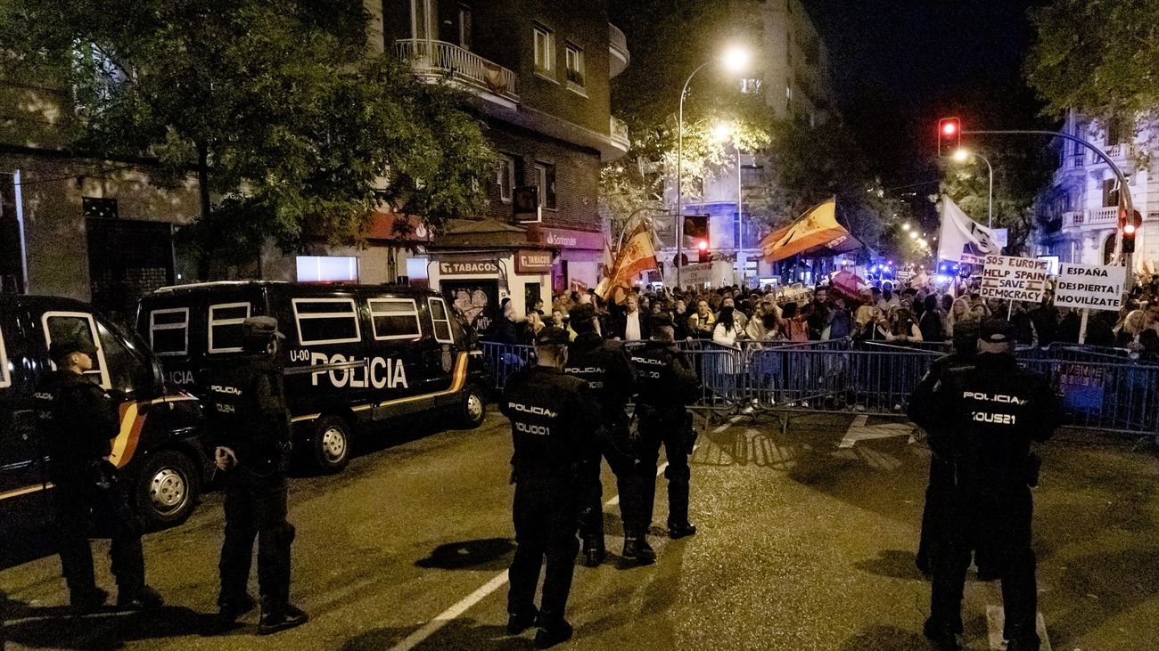 Nueva concentración en Ferraz contra la amnistía, menos numerosa y sin incidentes