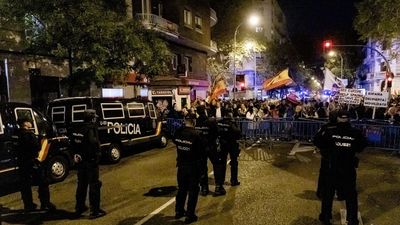 Nueva concentración en Ferraz contra la amnistía, menos numerosa y sin incidentes